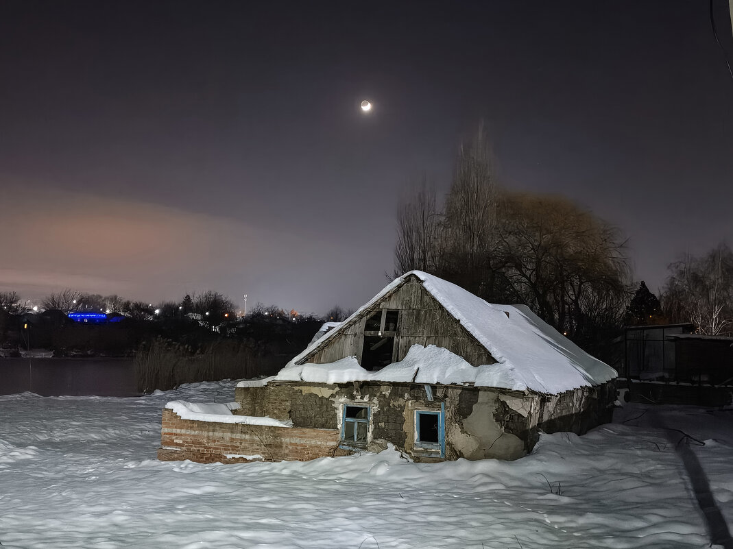 Заброшенная хата на берегу реки - Валерий Ткаченко Заброшенная хата на берегу реки - Валерий Ткаченко