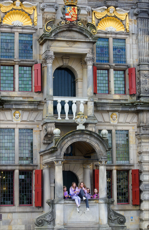 Молодая поросль старинной ратуши. - Валерий Готлиб Молодая поросль старинной ратуши. - Валерий Готлиб