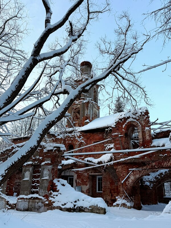 У разрушенной церкви... - Ирина *