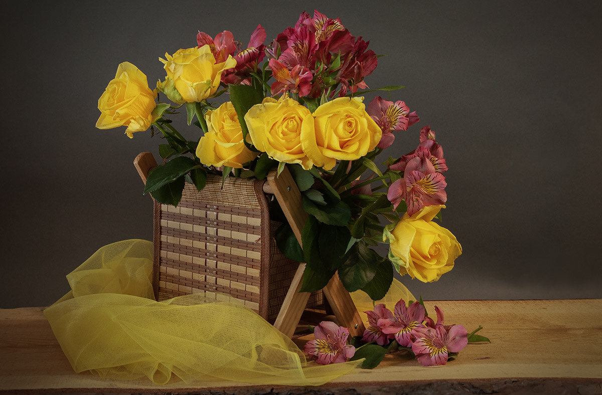 Натюрмот с жёлтыми розами и альстромерией. - Лилия *