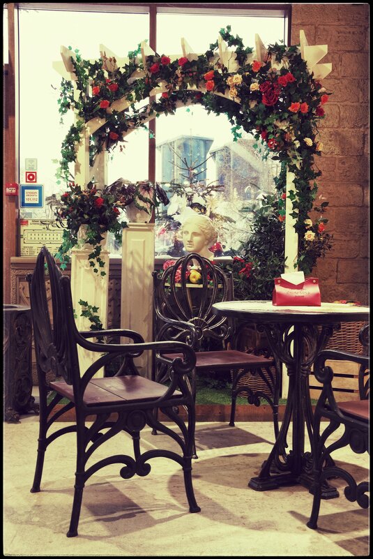 Уютный уголок в кафешке... - Руслан 