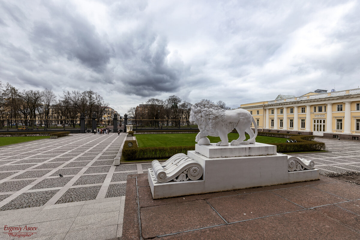 Чугунные стражи дворца - Евгений 