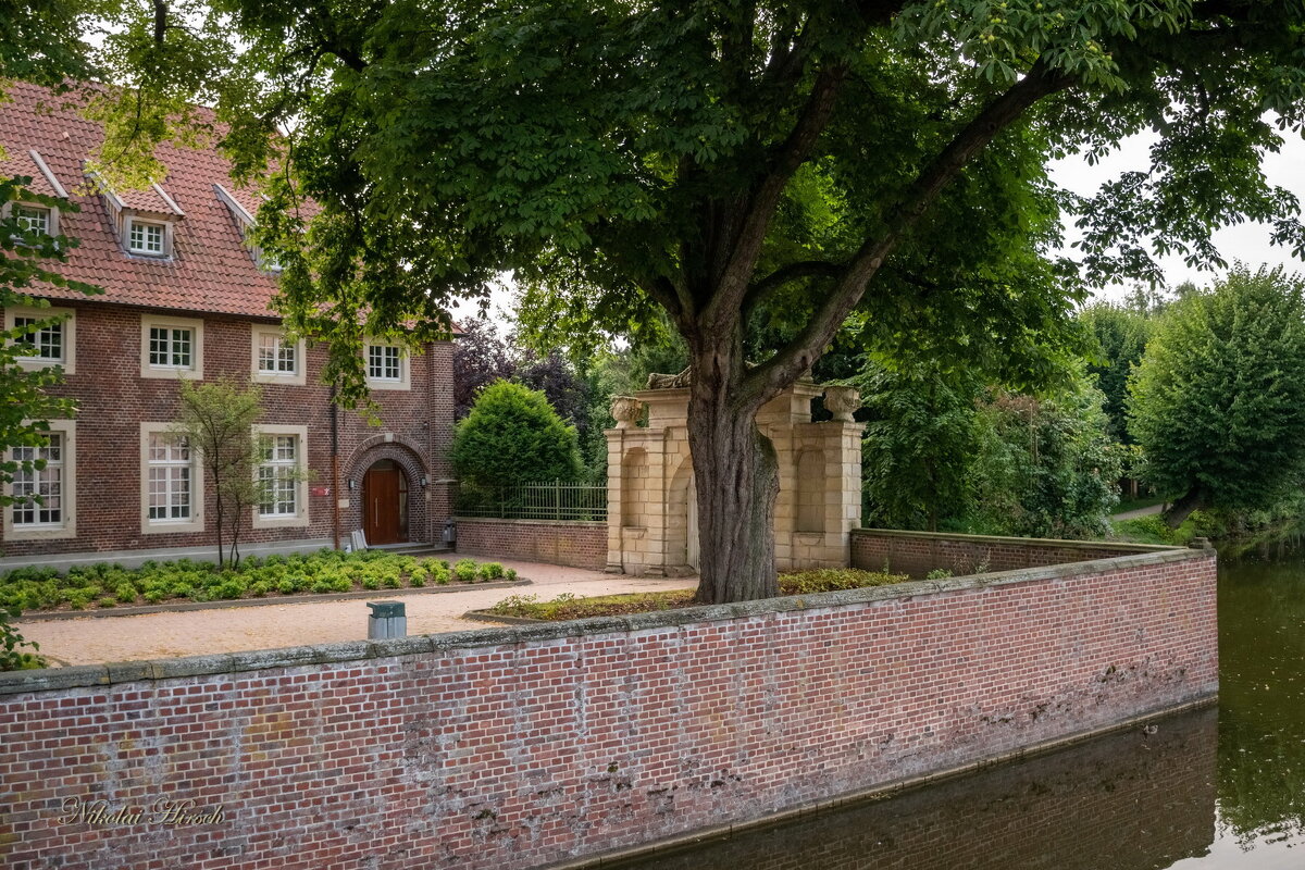 У входа в парк... - Николай Гирш