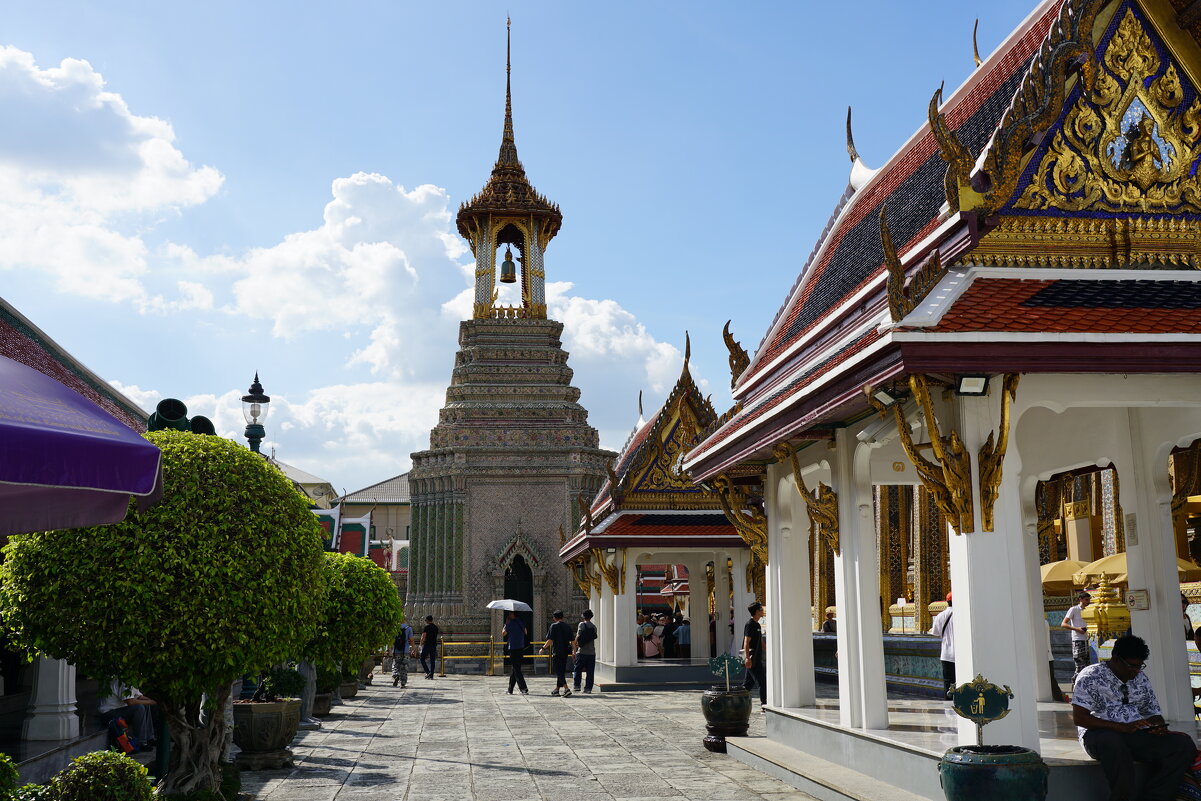 Внутренний двор Ват Пхра Кео и храмовая колокольня - Иван Литвинов