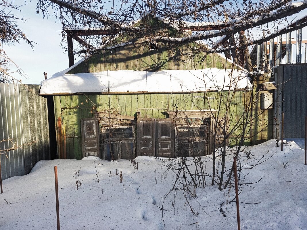 Деревенский дом отжил своё и опускается под землю - Игорь Солдаткин