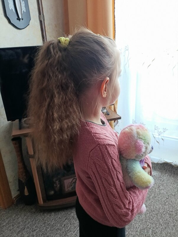 ...А что там за окном? - Людмила Жданова