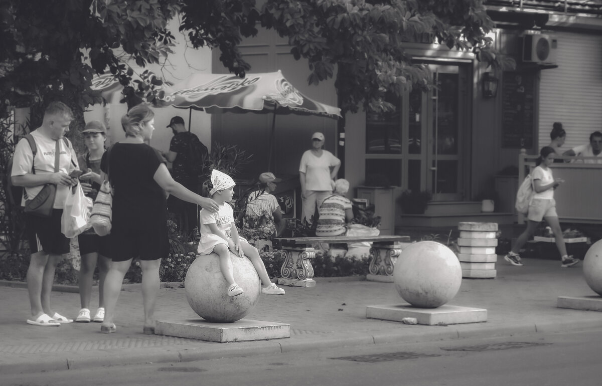 Девочка на шаре (чб) - Сергей Царёв Девочка на шаре (чб) - Сергей Царёв