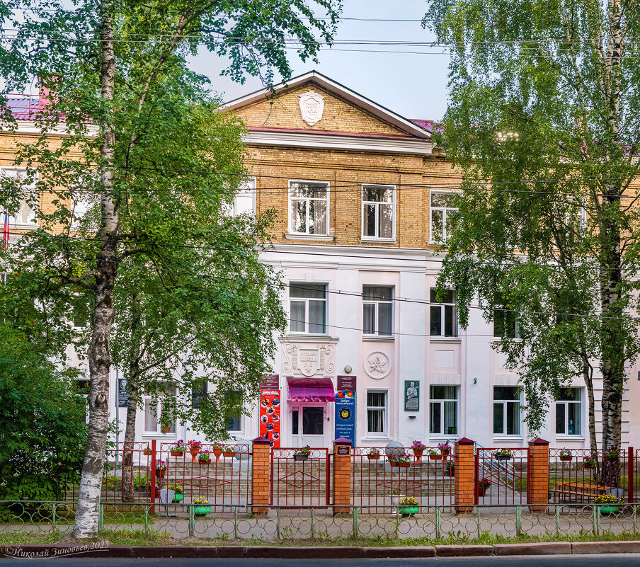 Ухта, Школа №2,тут учились певец Андрей Державин, совет-й хоккеист Сергей Капустин и Роман Абрамович - Николай Зиновьев Ухта, Школа №2,тут учились певец Андрей Державин, совет-й хоккеист Сергей Капустин и Роман Абрамович - Николай Зиновьев