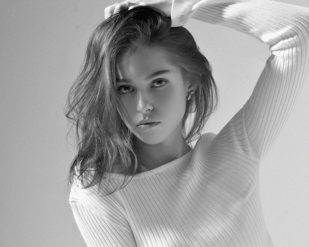 Девушка в платье со смешным названием (3) - Игорь Парв Девушка в платье со смешным названием (3) - Игорь Парв