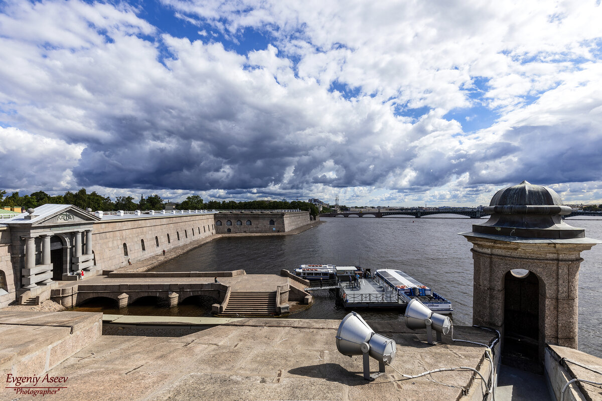 Над крышами Петропавловки - Евгений 