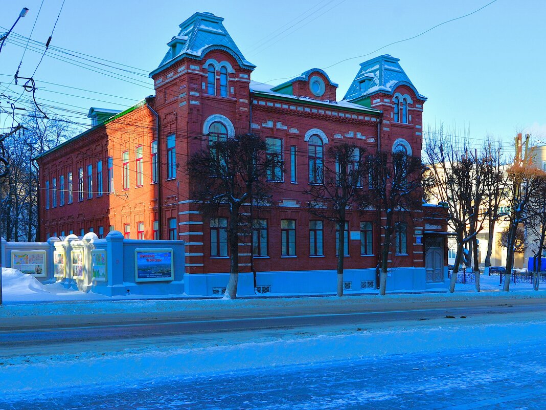 Чебоксары. Здание Народного начального училища зимой. - Пётр Чернега Чебоксары. Здание Народного начального училища зимой. - Пётр Чернега