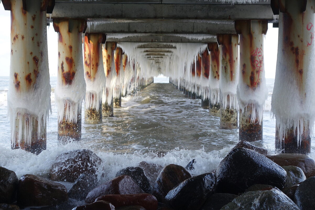 Море, волны, сосульки - Рита Симонова Море, волны, сосульки - Рита Симонова