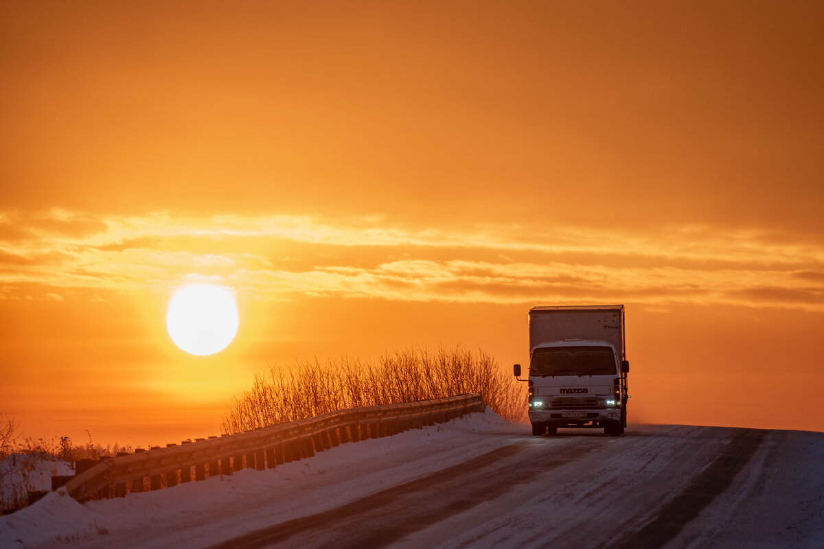 Зимняя дорога с вечерним солнышком. - Павел Крутенко