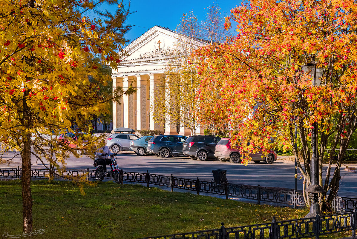 Ухта, Старый город. Церковь Стефана Великопермского, бывший ЦДК Нефтяников - Николай Зиновьев Ухта, Старый город. Церковь Стефана Великопермского, бывший ЦДК Нефтяников - Николай Зиновьев