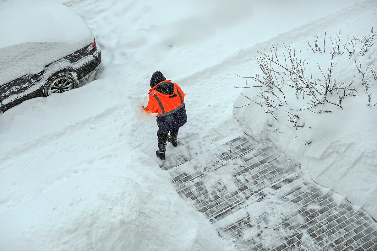 Работы для дворников ещё много - Валерий Иванович