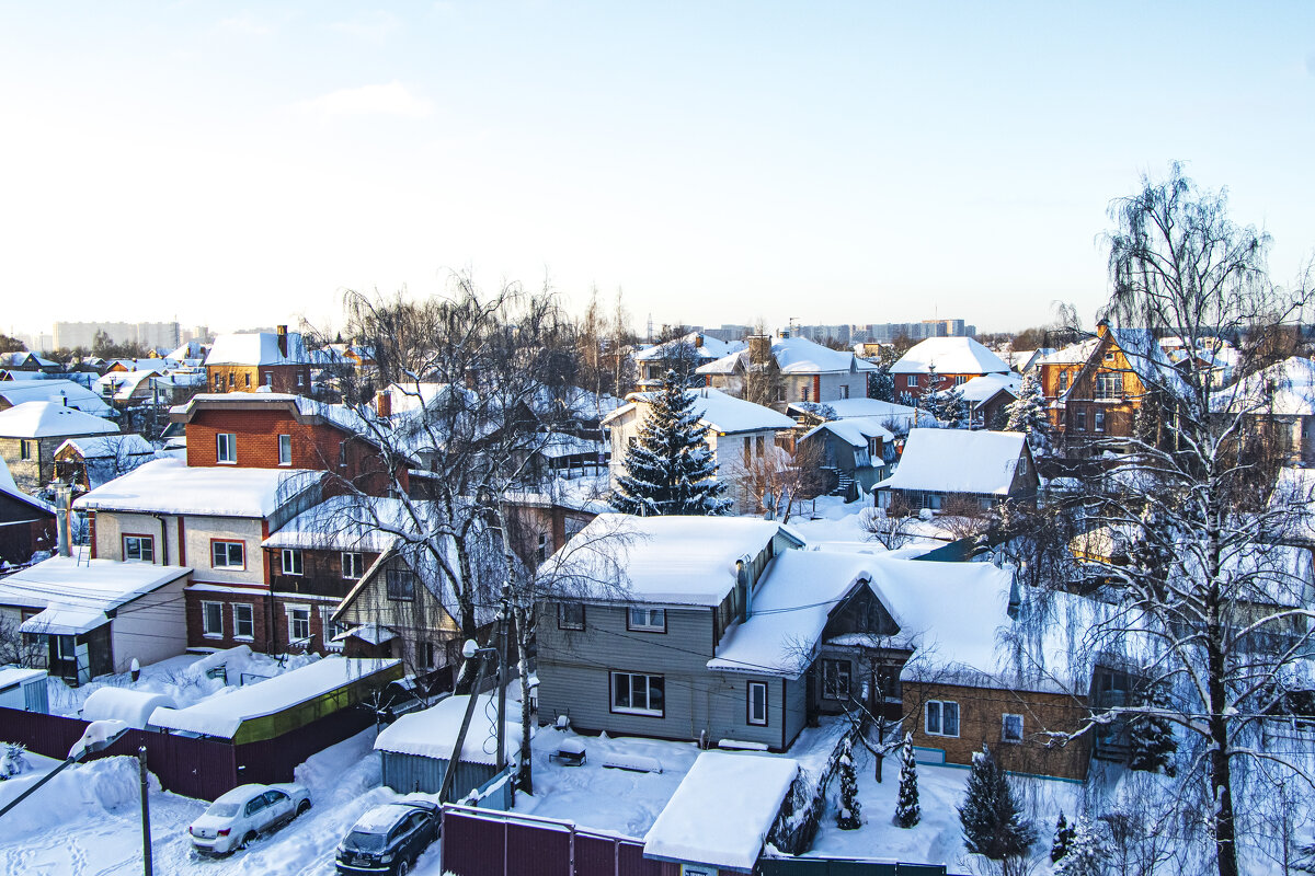 На (печи) лежу, в окно гляжу. - Петр Беляков