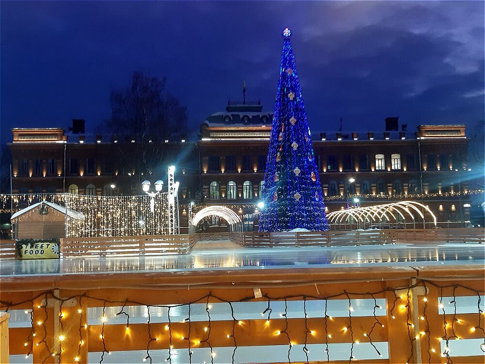 На катке ещё празднично и красиво! - Нина Андронова На катке ещё празднично и красиво! - Нина Андронова