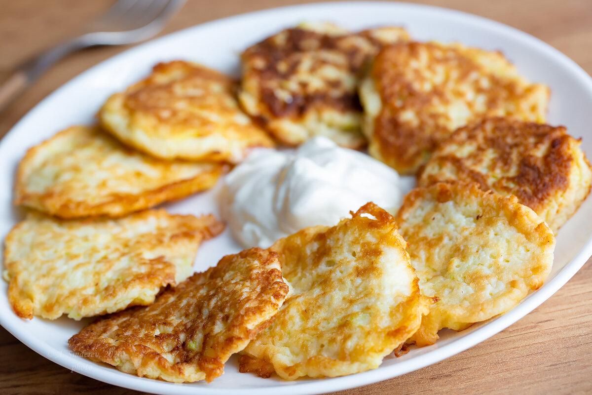 Оладьи из кабачков со сметаной - Александр Синдерёв Оладьи из кабачков со сметаной - Александр Синдерёв