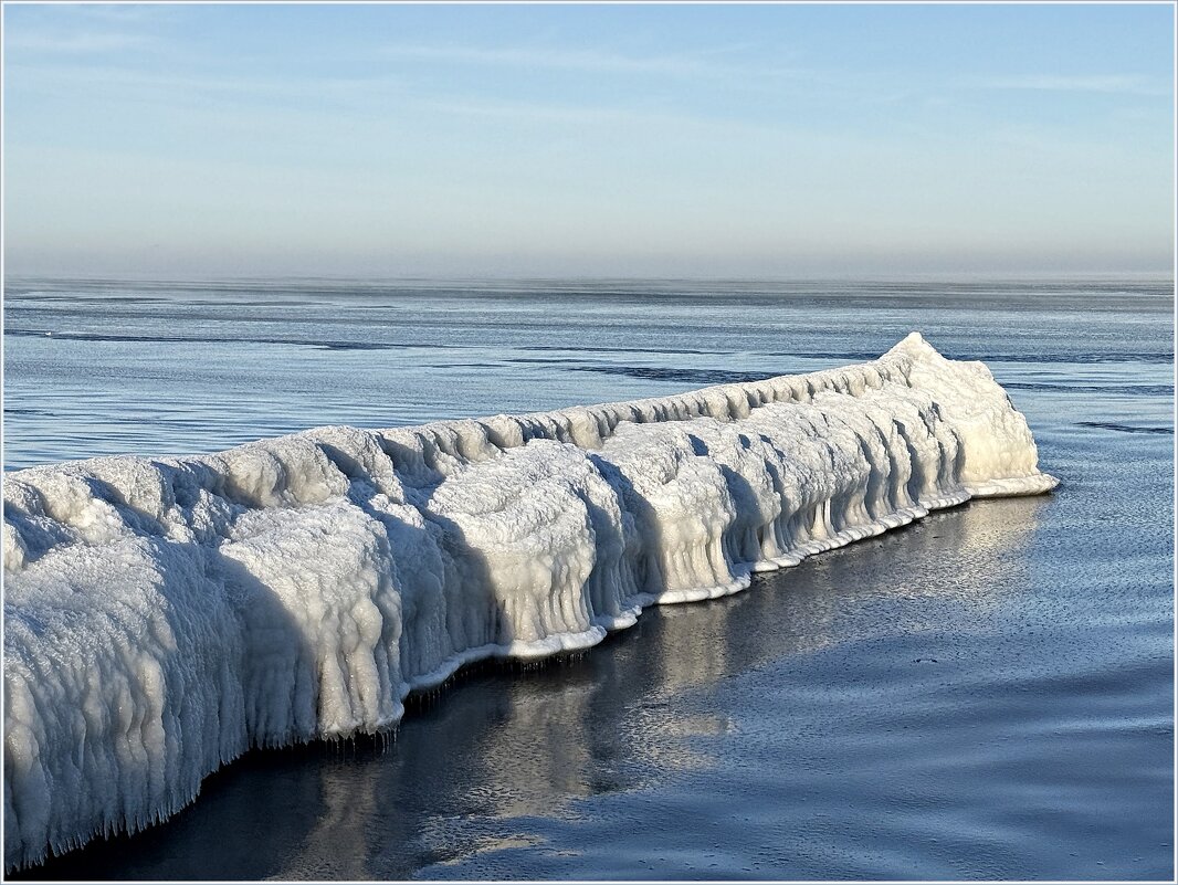 Вчера на море. Обледенелый волнорез. - Валерия Комова Вчера на море. Обледенелый волнорез. - Валерия Комова