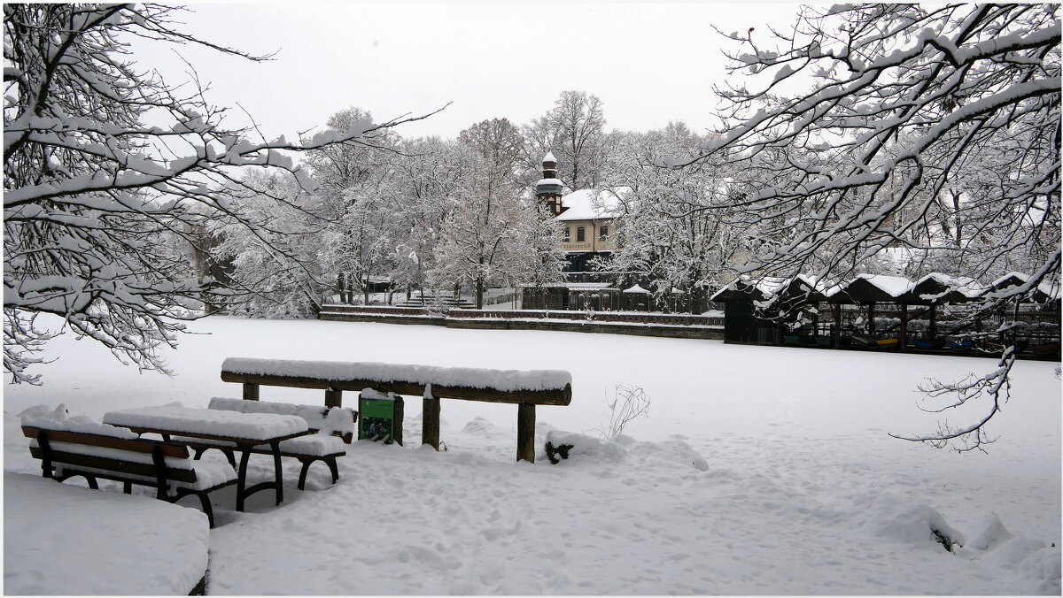 Еду. Тихо. Слышны звоны Под копытом на снегу. Только серые вороны Расшумелись на лугу. - "The Natural World" Александер