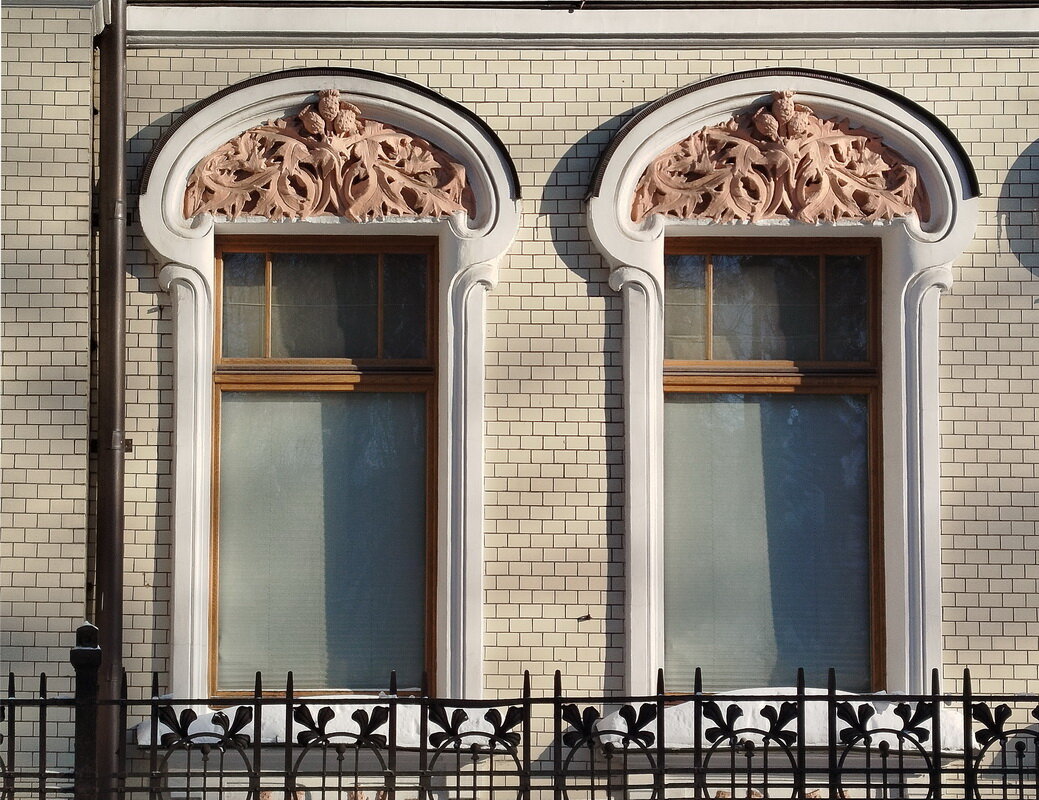 Окна особняка - Александр Чеботарь Окна особняка - Александр Чеботарь