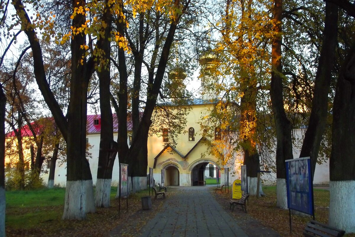 Осенний вечер в монастыре - Сергей Кочнев