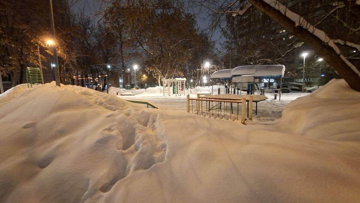 Спортплощадке под снежком снится лето - ИРЭН@ .