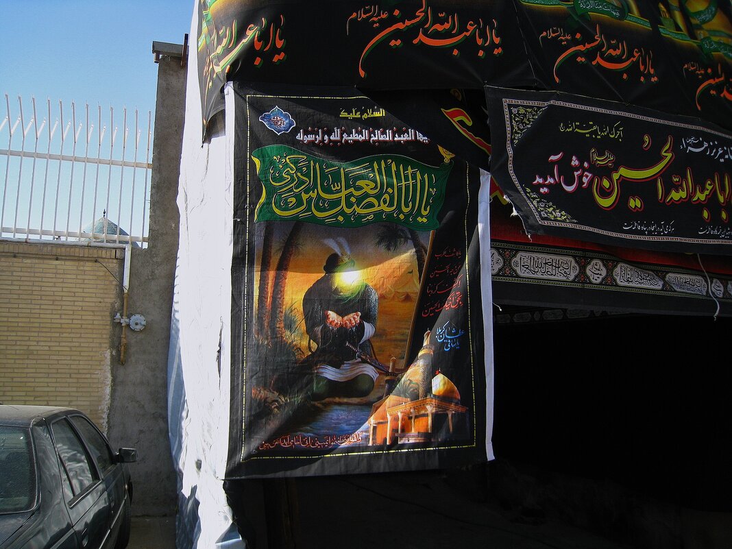 В исламе существует запрет на изображение живых существ, включая лица людей. - unix (Илья Утропов)