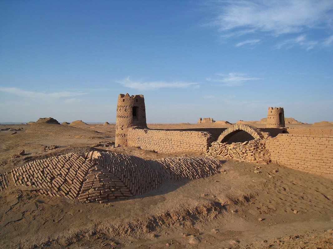 Заброшенный караван-сарай в иранской пустыне Калют. - unix (Илья Утропов)
