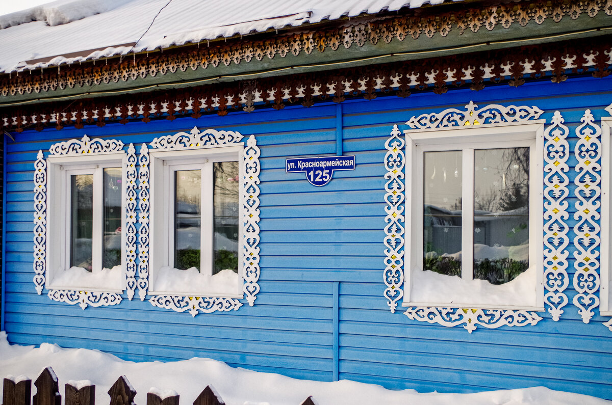 " В доме ,где резной палисад." - Михаил. 