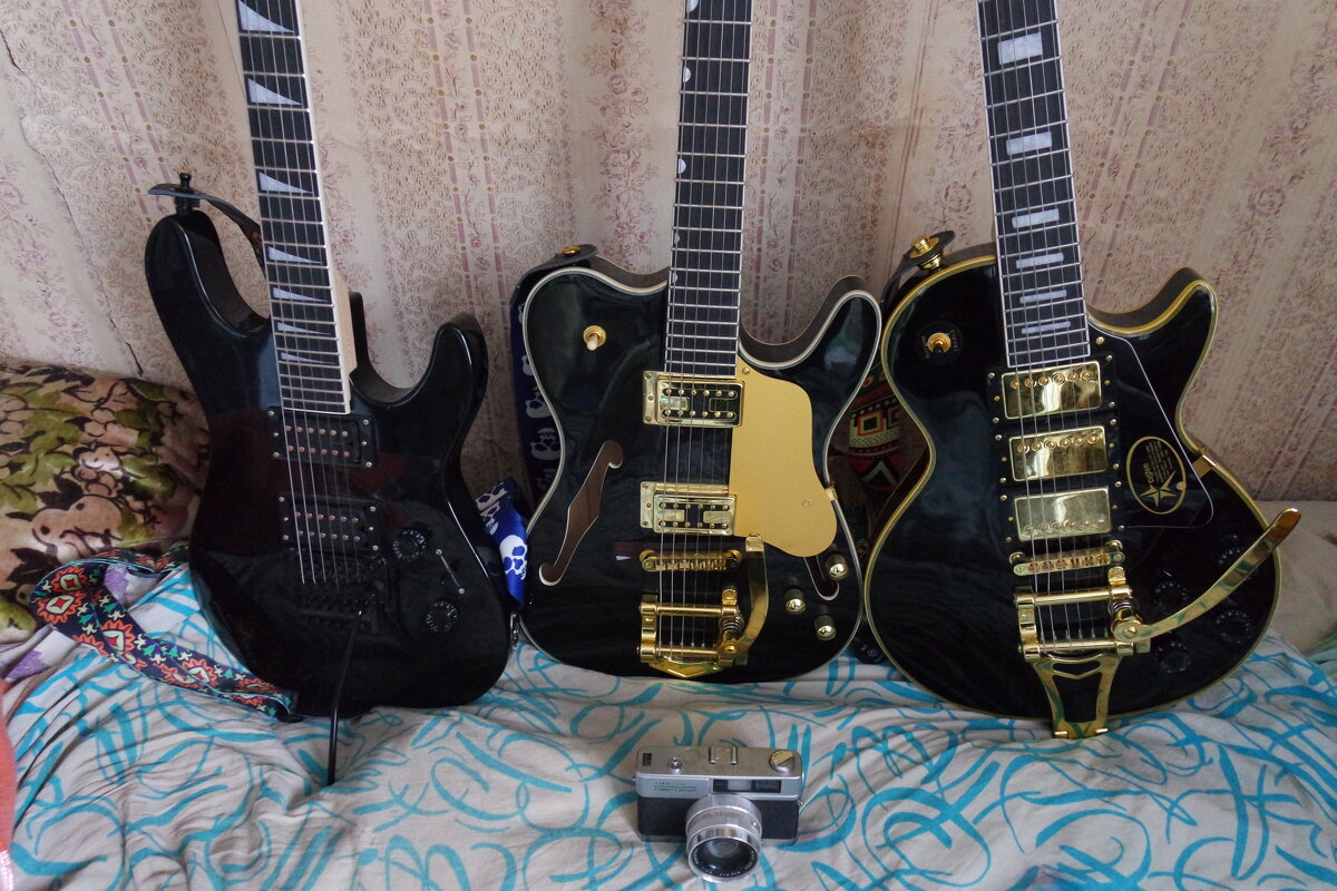 Маленькая коллекция гитар с тремоло... - Михаил Елочкин