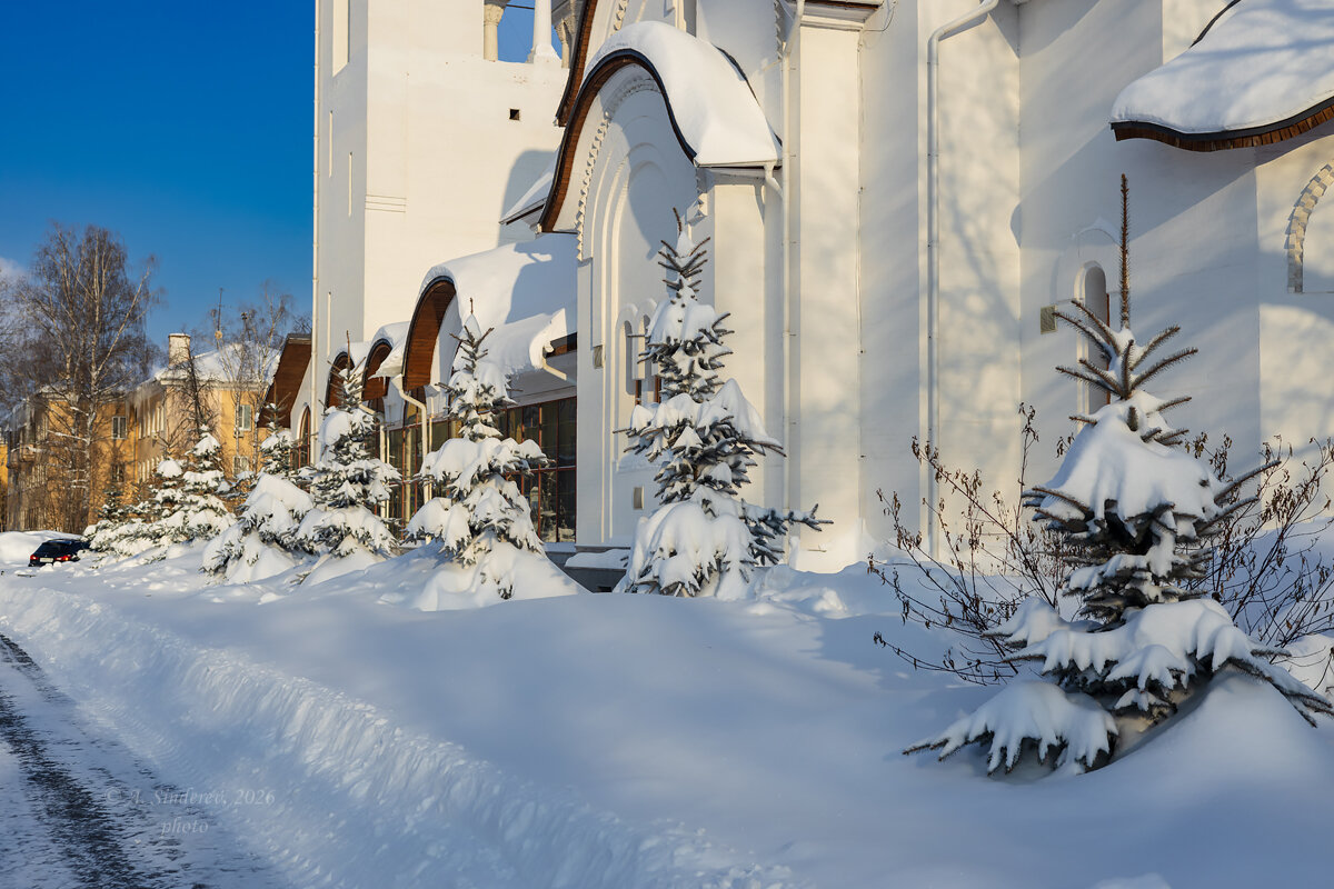Зимняя улица у церкви - Александр Синдерёв