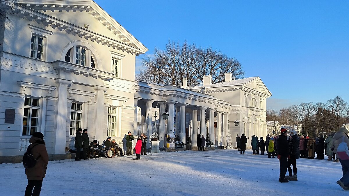 В городском саду играет духовой оркестр. - Ольга 