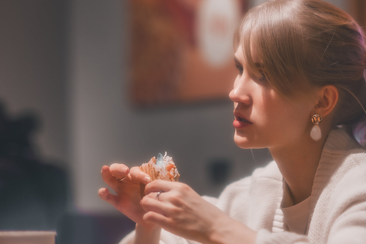 Девушка в кафе - Илья Шенгелия