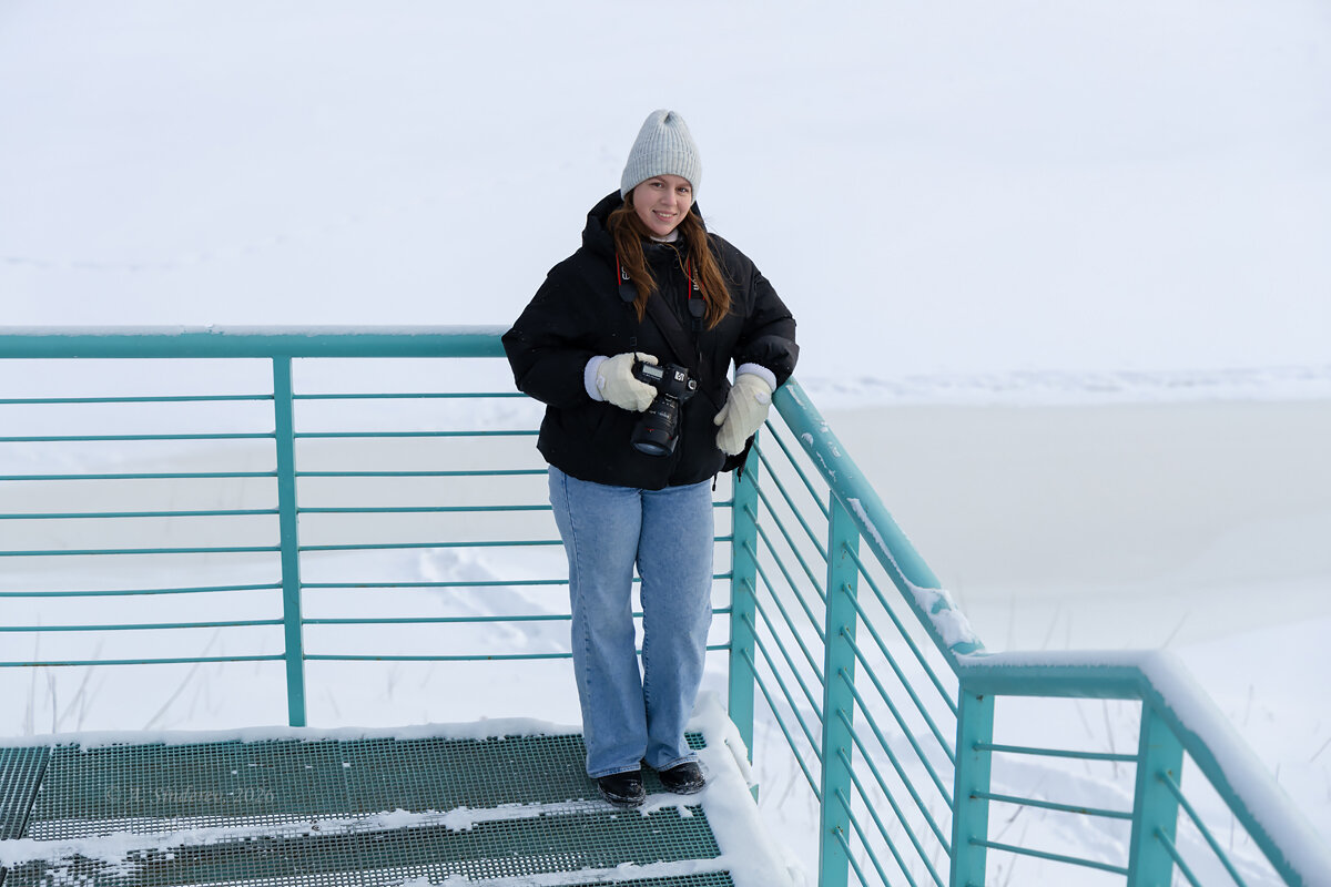 Портрет девушки с фотоаппаратом на снежном фоне - Александр Синдерёв