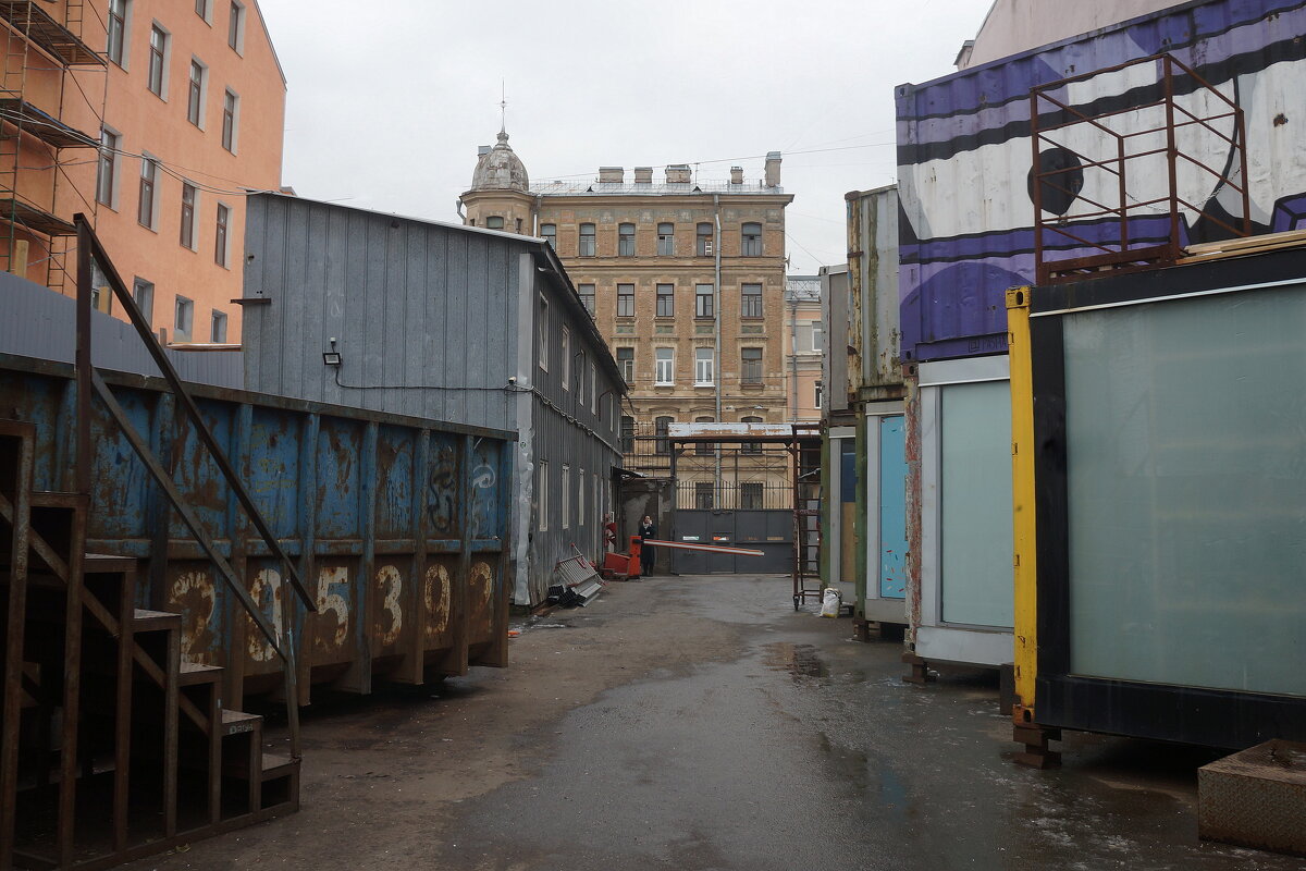 во дворах Этажей - zavitok *