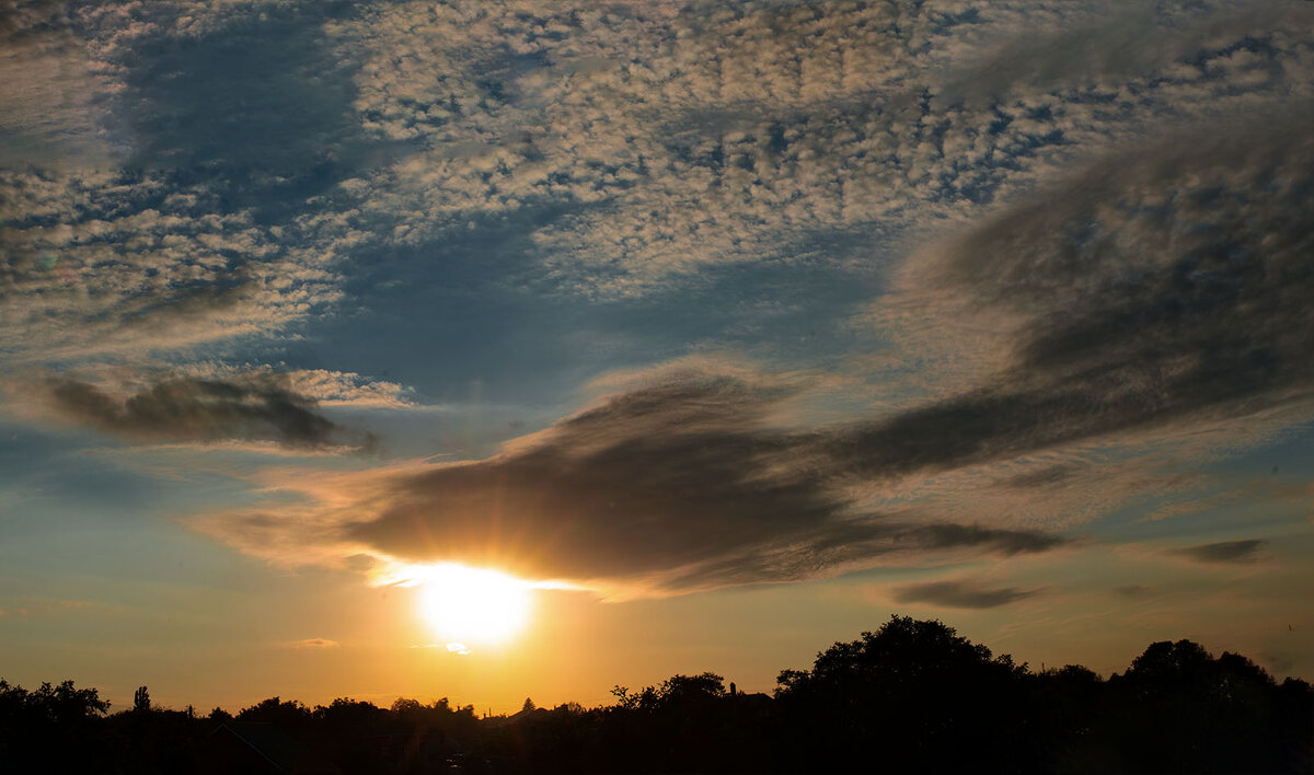Медленно вечер тает, превращаясь в ночные сны - Римма Волченко