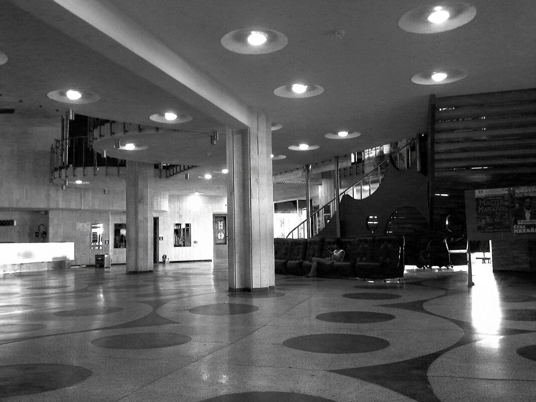 Фойе театра в В. Новгороде - Наталья 