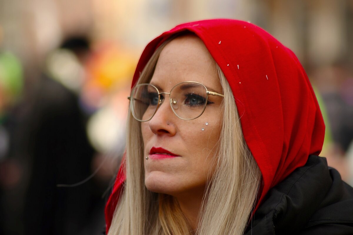 Девушка в красной накидке - Юрий. Шмаков Девушка в красной накидке - Юрий. Шмаков