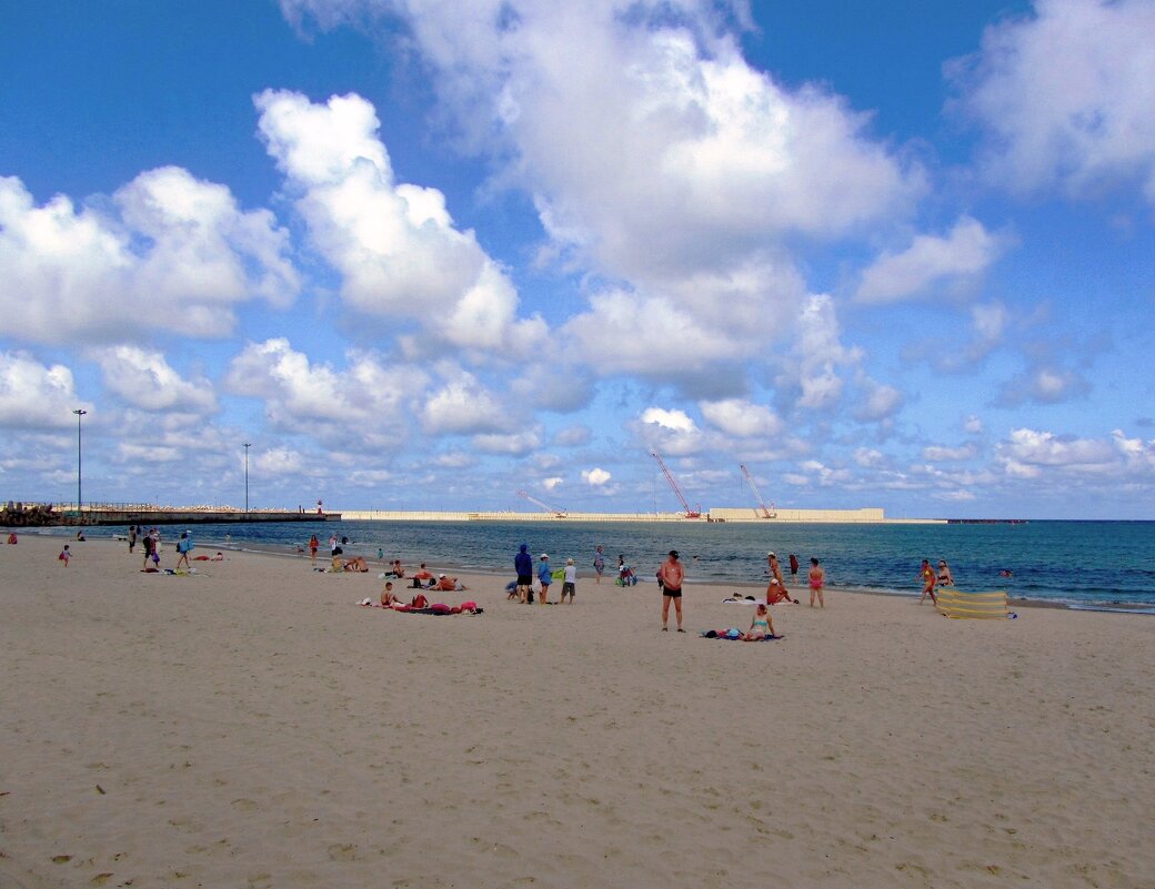 Пляж у пирса - Сергей Карачин Пляж у пирса - Сергей Карачин