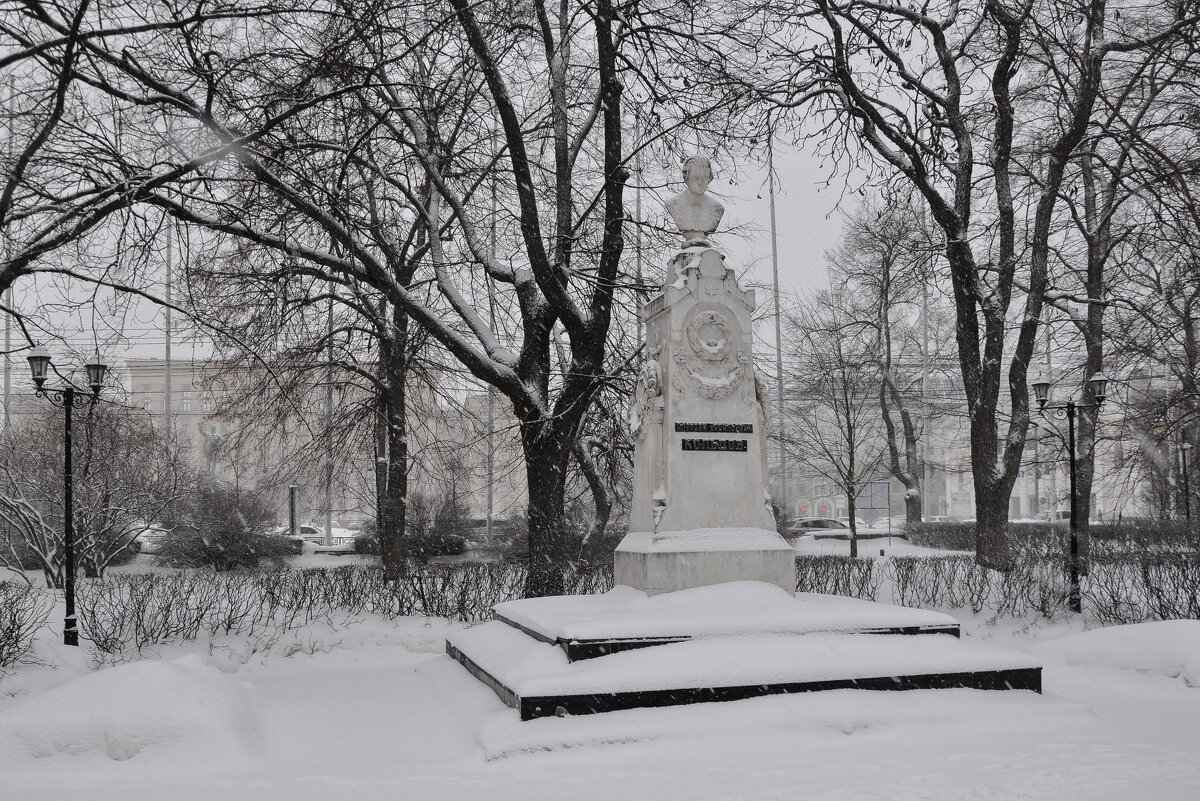 Кольцовский сквер под снегопадом - Татьяна Машошина