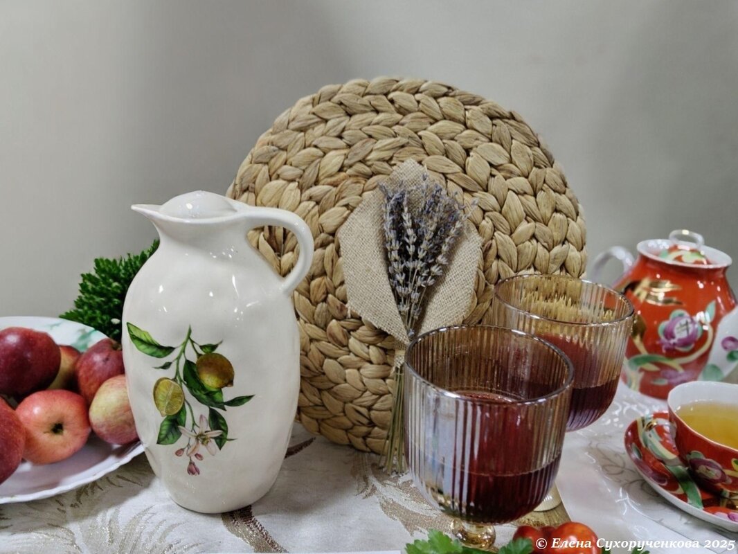 Уютный стол с самоваром и яблоками - Елена Сухорученкова