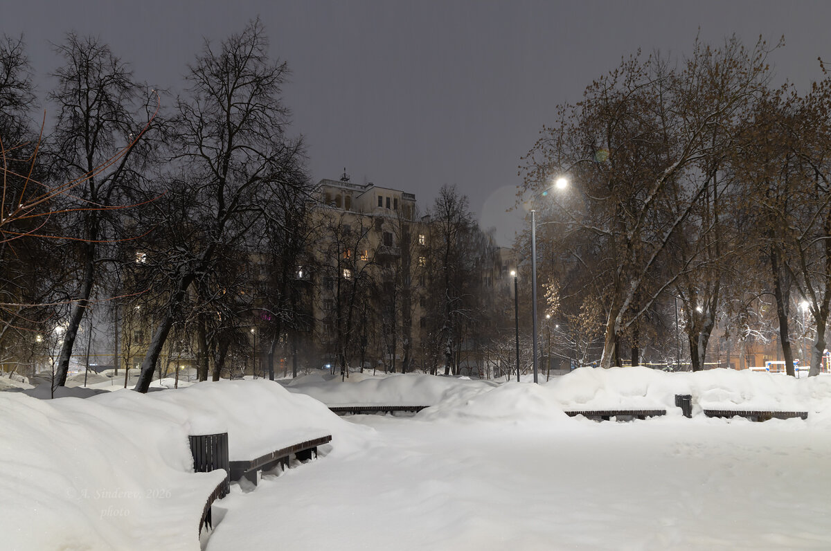 Заснеженные лавки в сквере - Александр Синдерёв