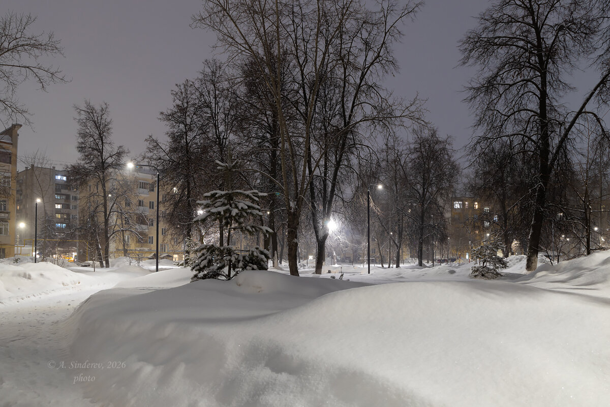 Заснеженная природа в сквере города - Александр Синдерёв