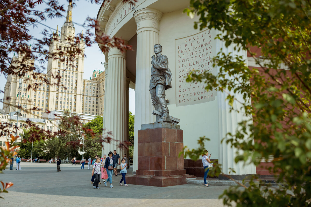 ст. Метро "Баррикадная" - Олег Дорошенко ст. Метро "Баррикадная" - Олег Дорошенко