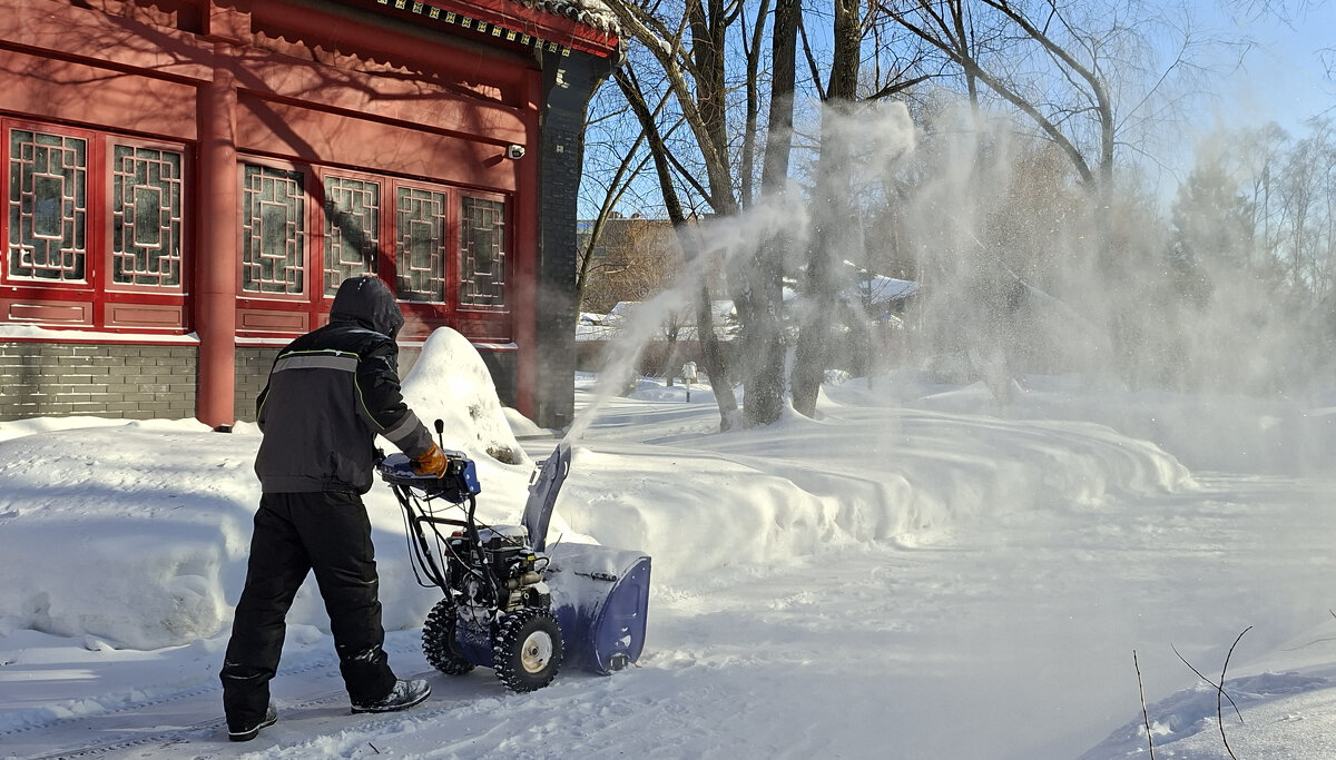 Уборка снега в парке Хуамин - ИРЭН@ . Уборка снега в парке Хуамин - ИРЭН@ .