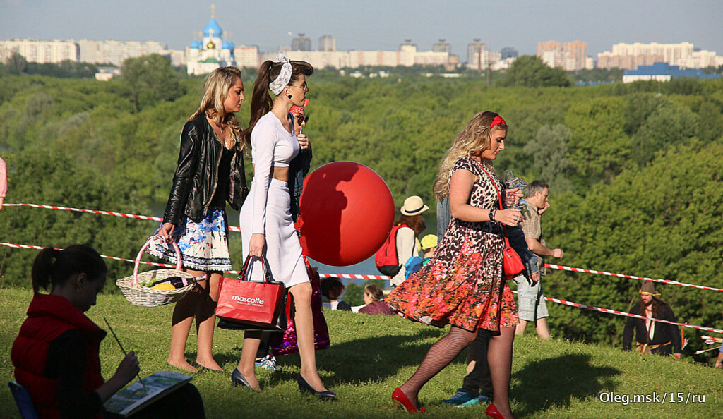 девочки идут - Олег Лукьянов