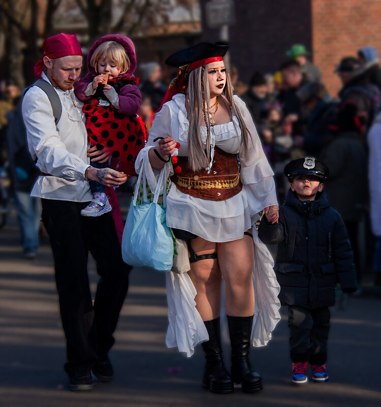 Семья на карнавале - Valziwa Семья на карнавале - Valziwa