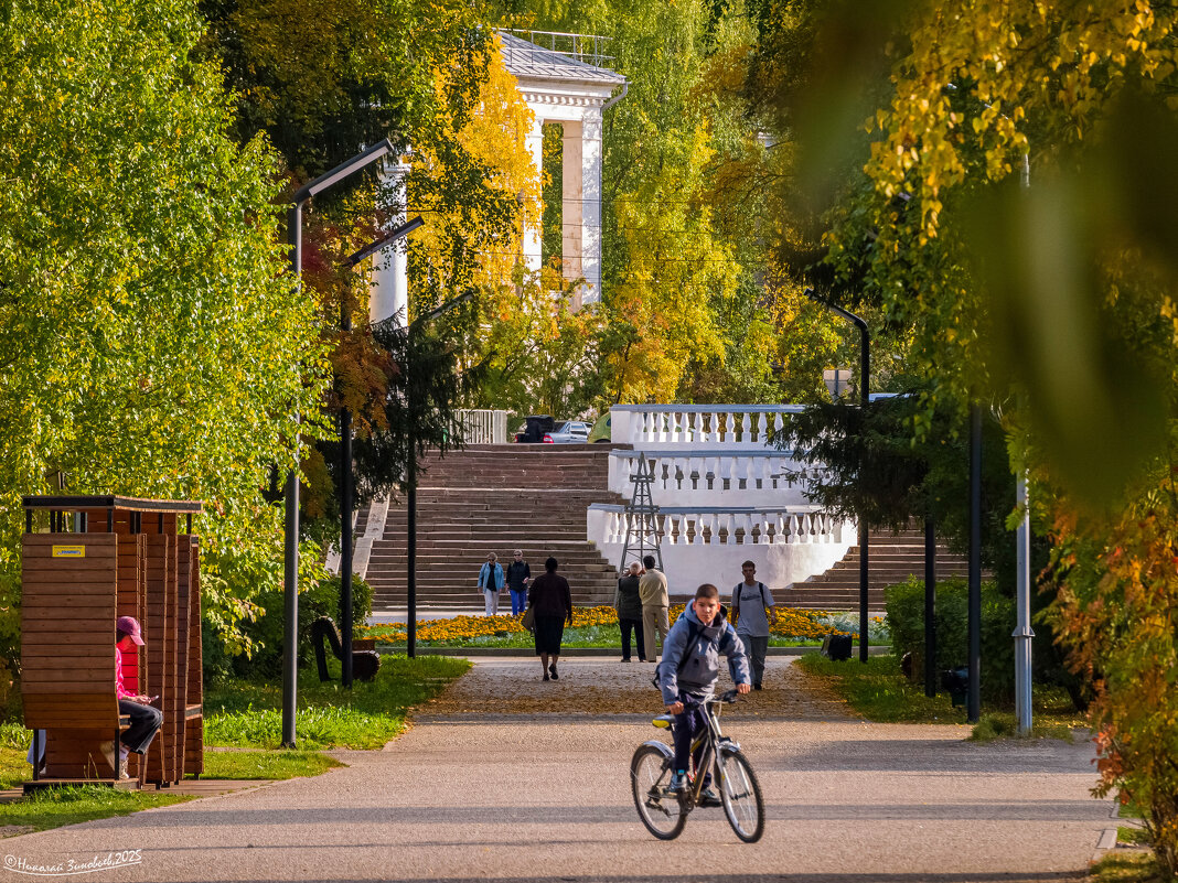Ухта. Осень в парке КиО. Впереди - Старый Город - район с красивейшей архитектурой - Николай Зиновьев