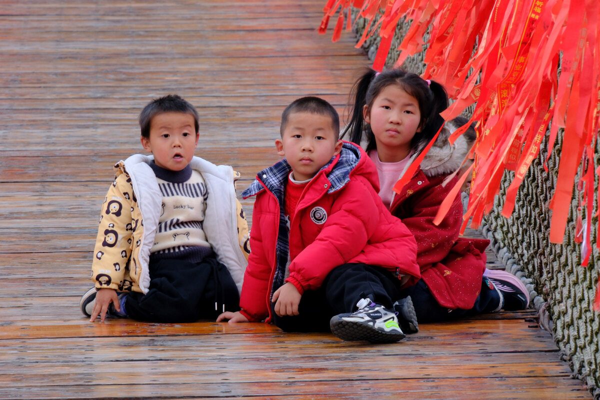 После бега по подвесному мосту, дети решили отдыхать - Георгий А После бега по подвесному мосту, дети решили отдыхать - Георгий А